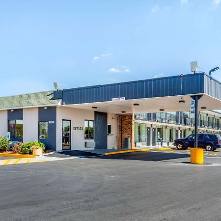 Econo Lodge Shorewood Luaran gambar