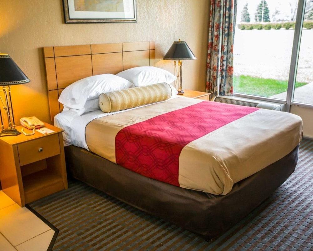 Econo Lodge Shorewood Luaran gambar