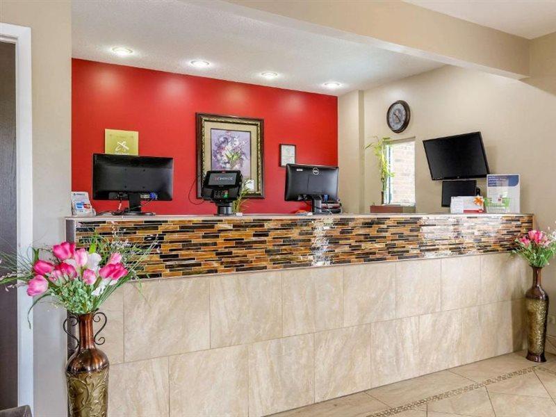 Econo Lodge Shorewood Luaran gambar