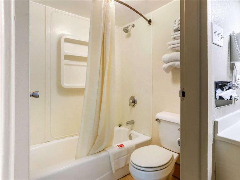 Econo Lodge Shorewood Luaran gambar