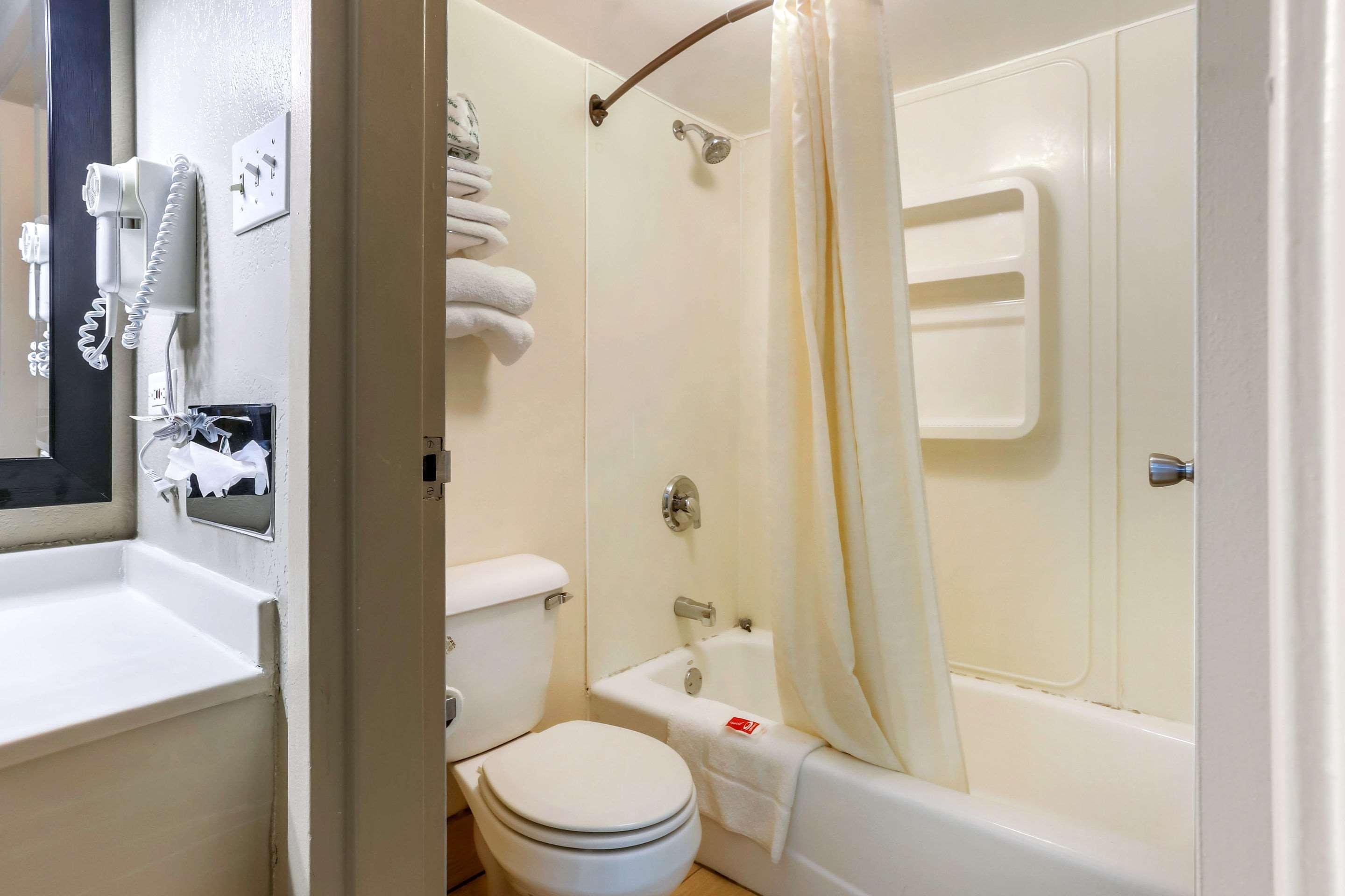Econo Lodge Shorewood Luaran gambar