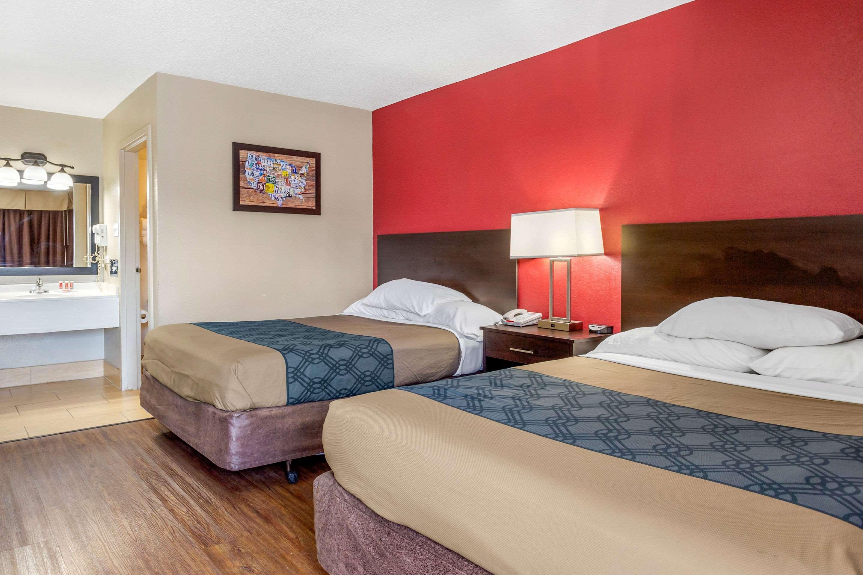 Econo Lodge Shorewood Luaran gambar