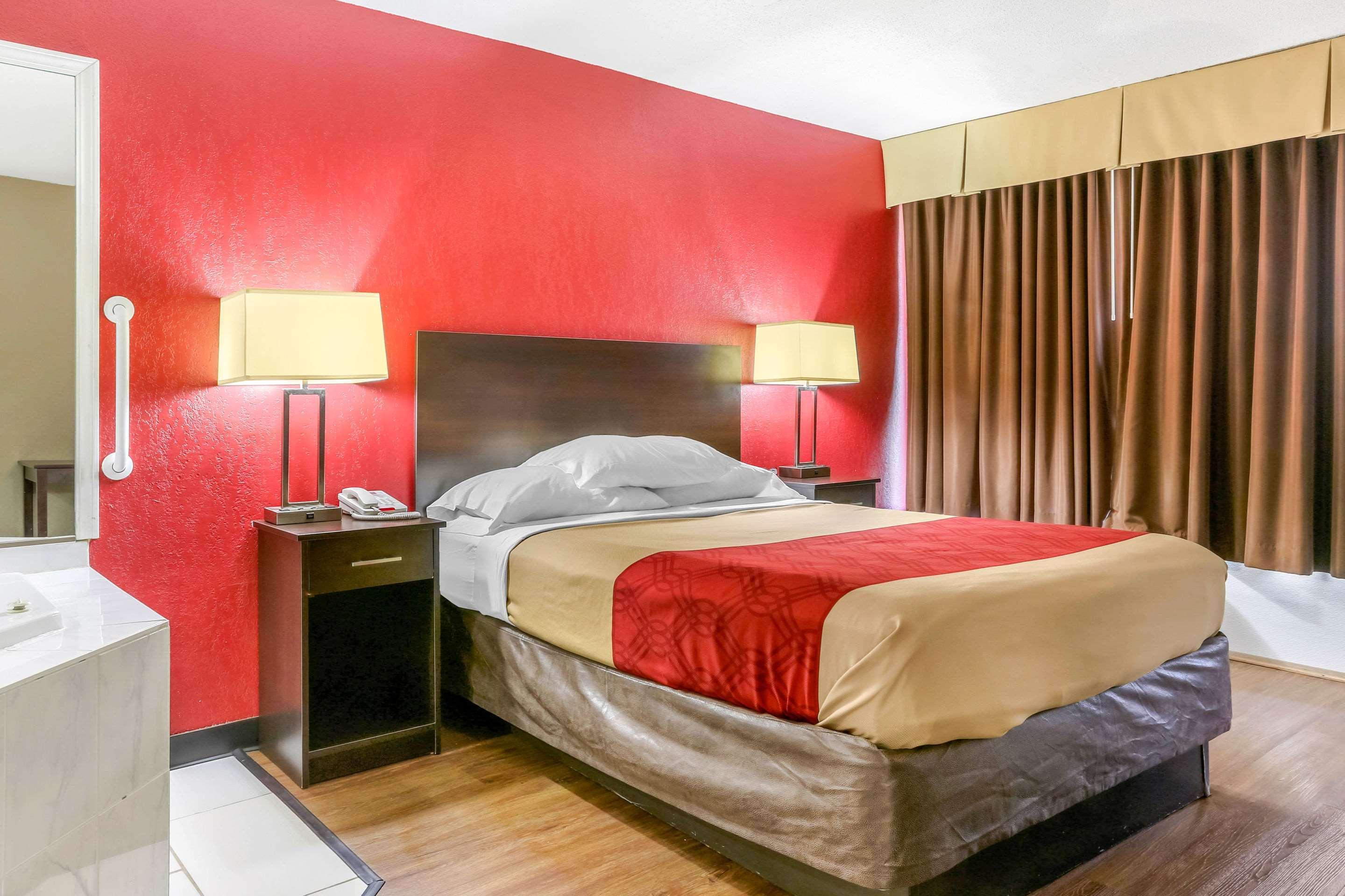 Econo Lodge Shorewood Luaran gambar