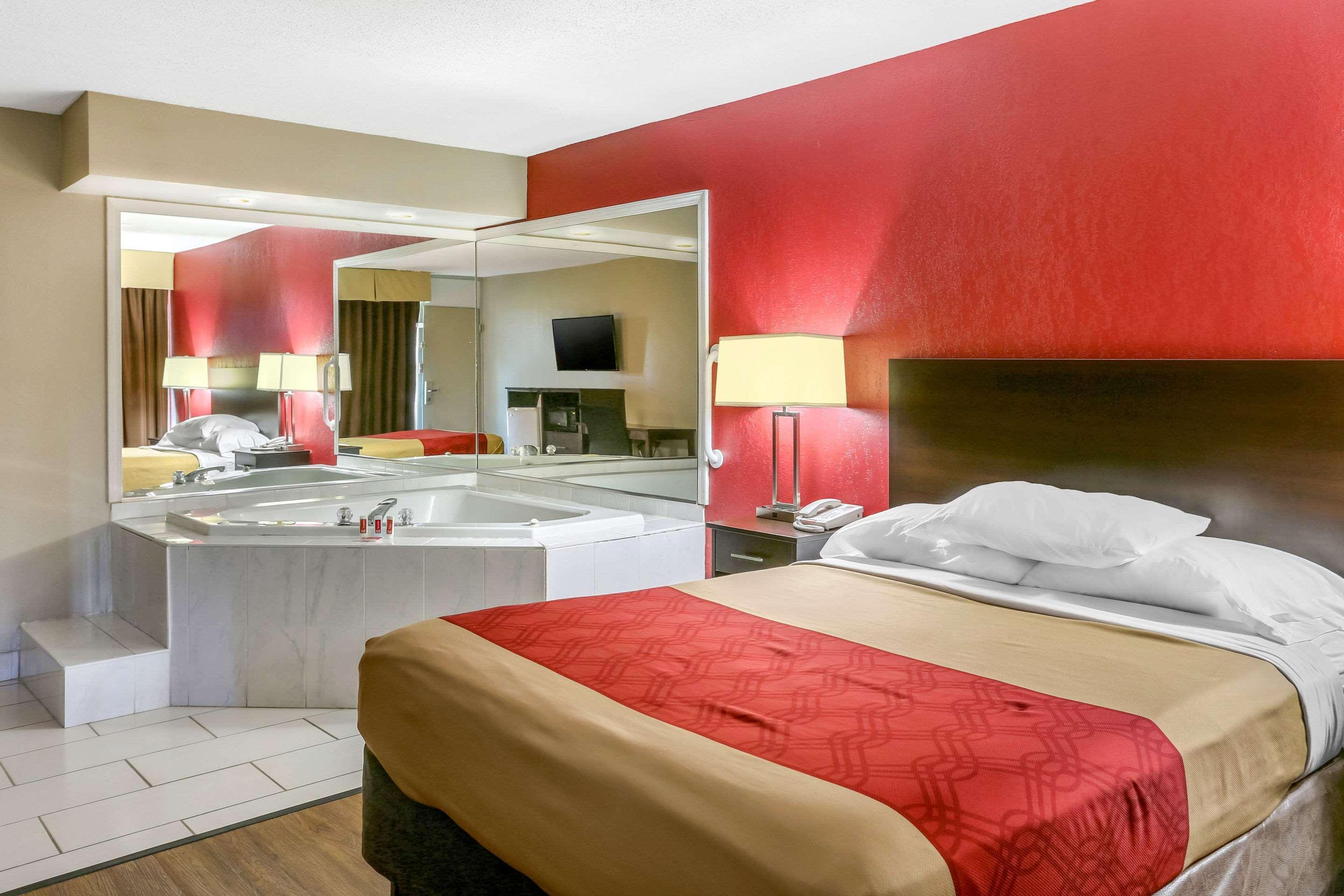 Econo Lodge Shorewood Luaran gambar