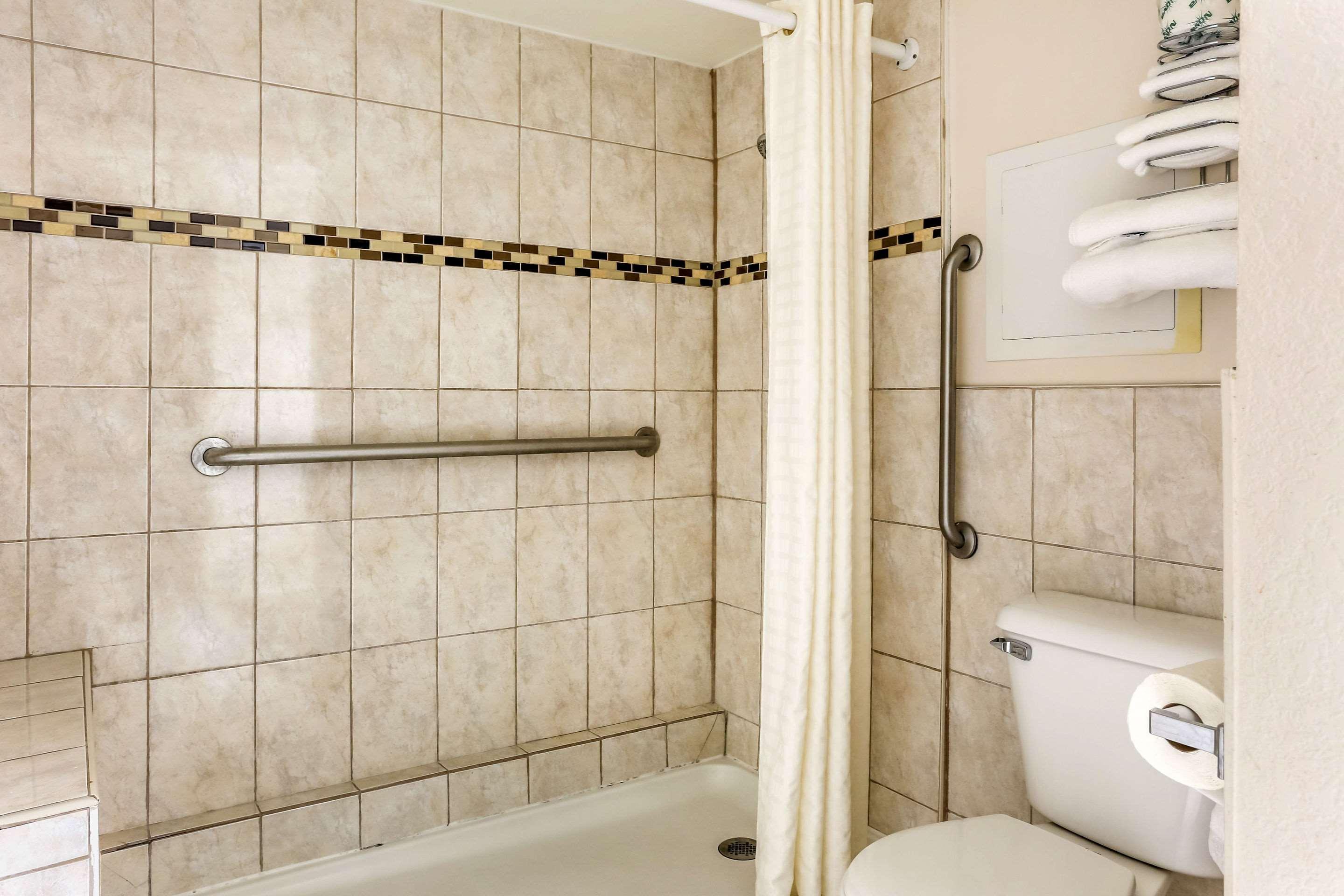 Econo Lodge Shorewood Luaran gambar