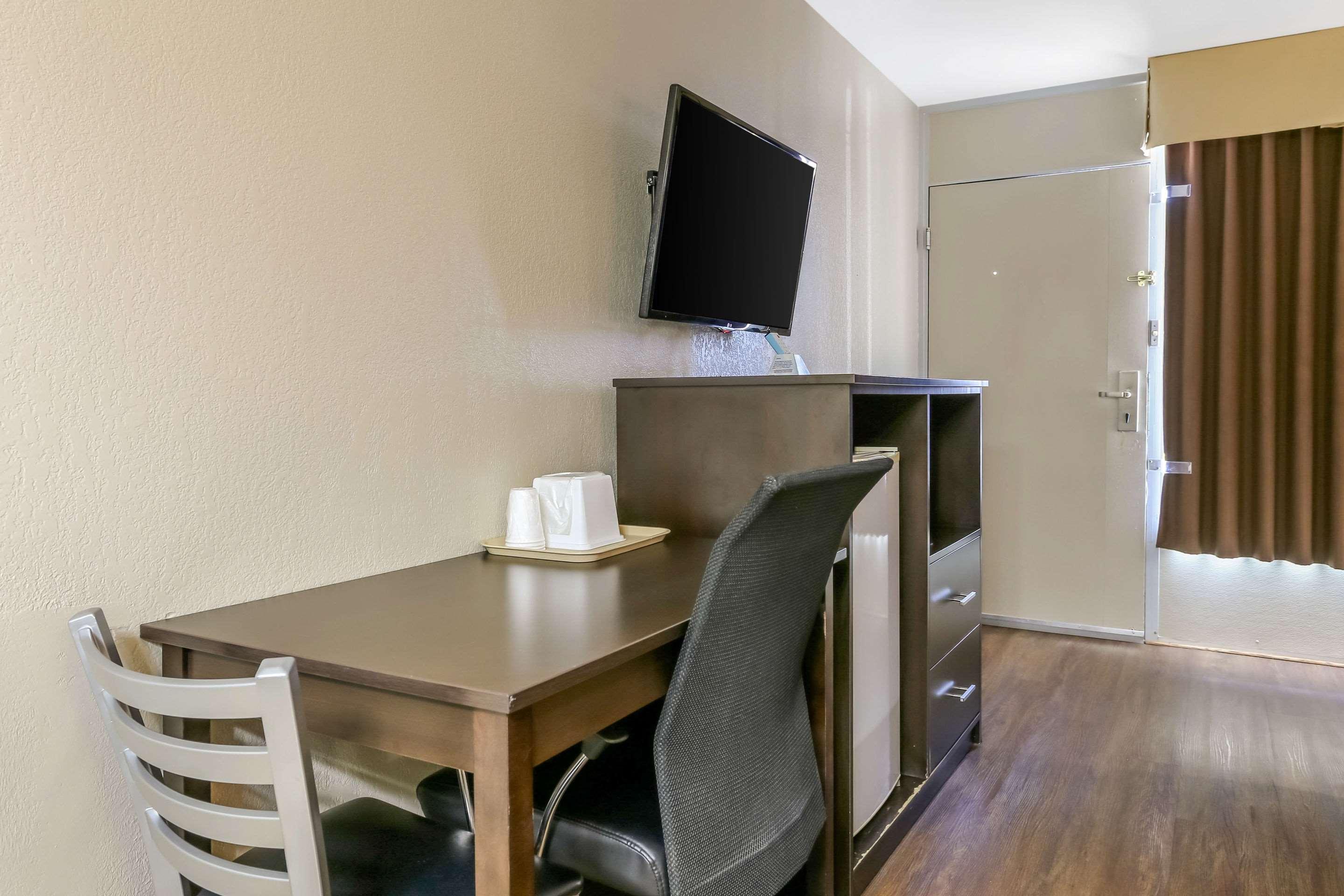 Econo Lodge Shorewood Luaran gambar