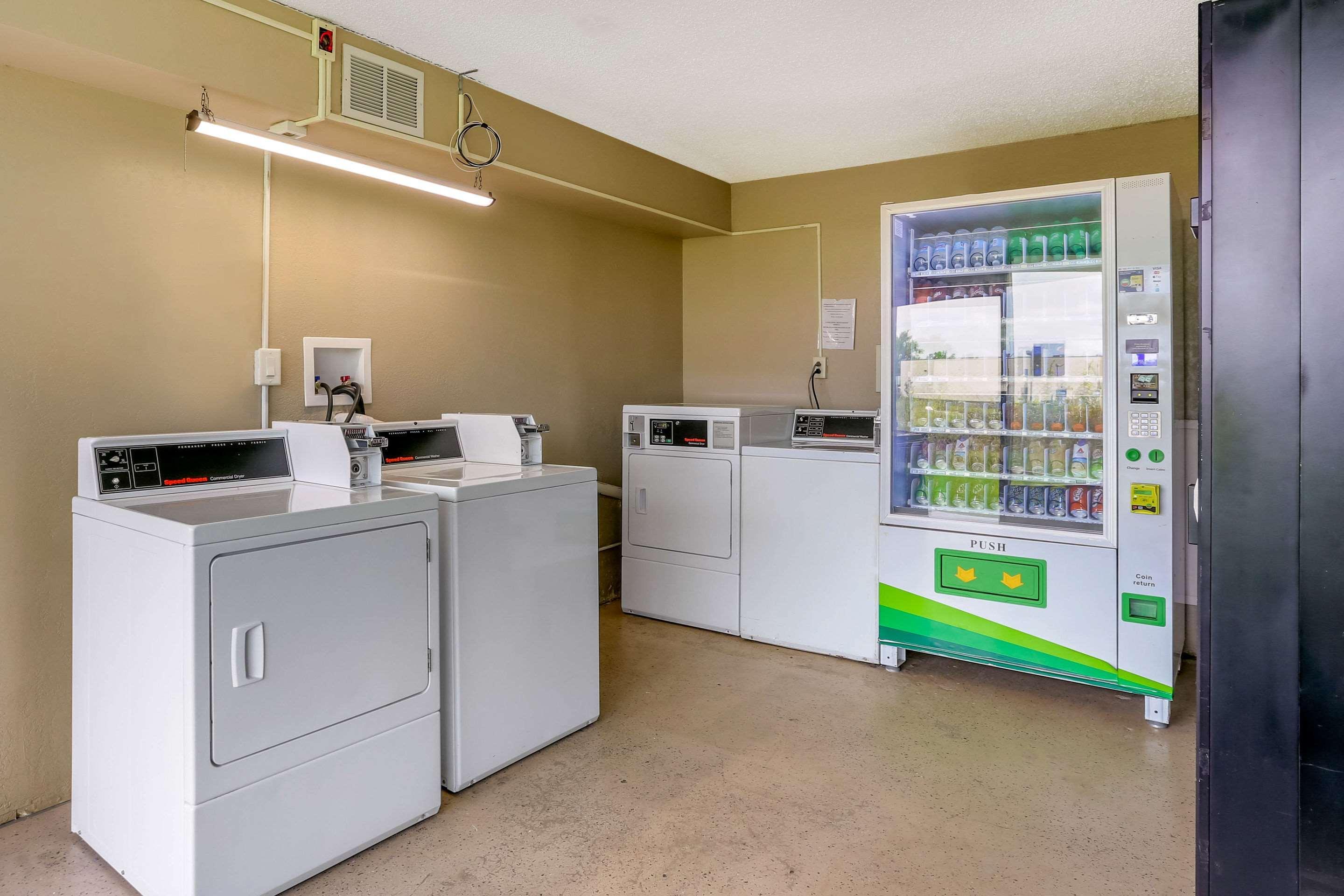 Econo Lodge Shorewood Luaran gambar