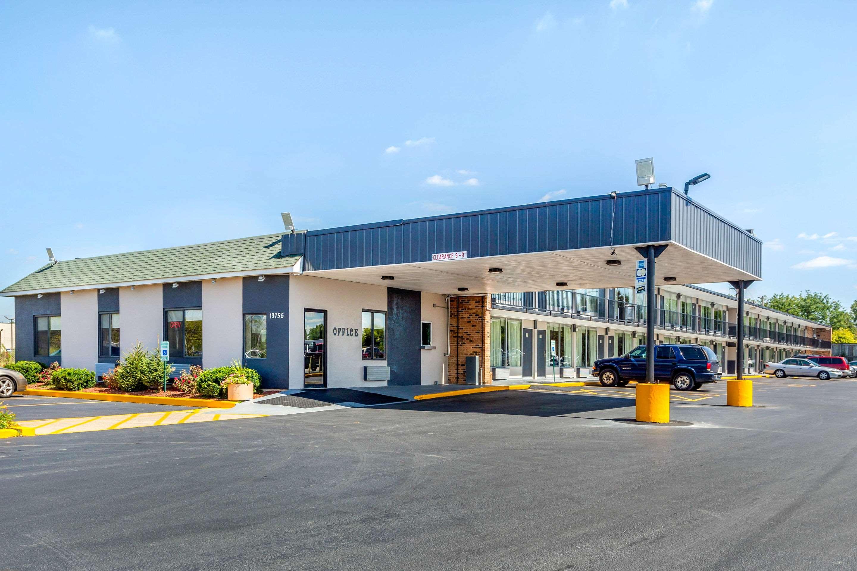 Econo Lodge Shorewood Luaran gambar