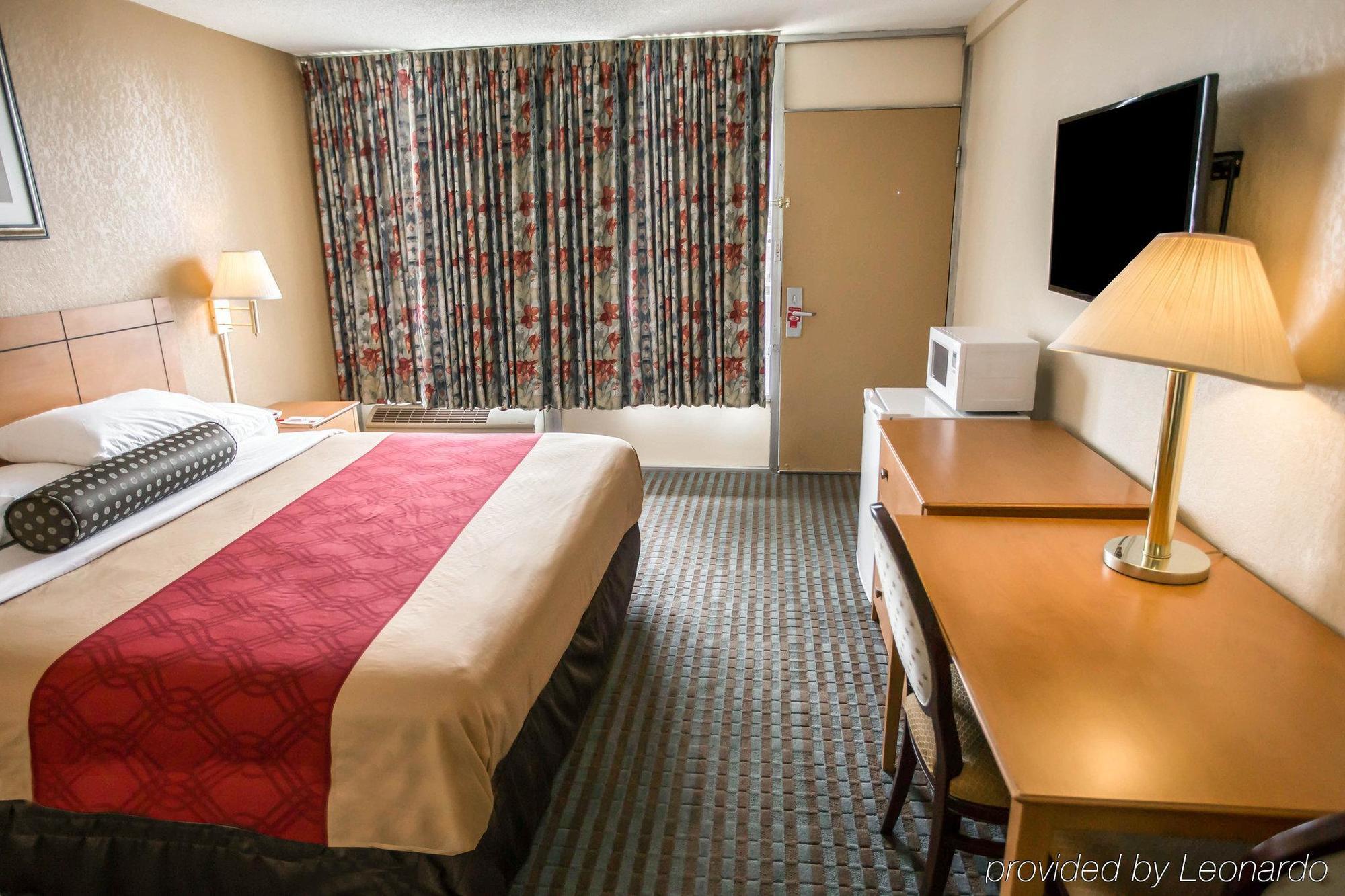 Econo Lodge Shorewood Luaran gambar