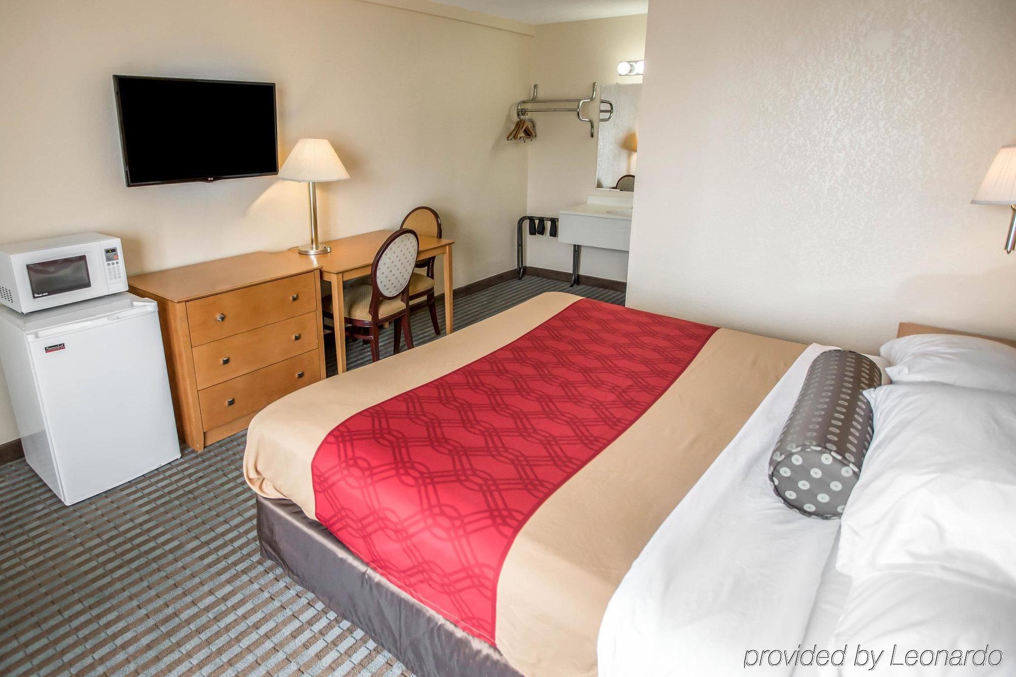 Econo Lodge Shorewood Luaran gambar