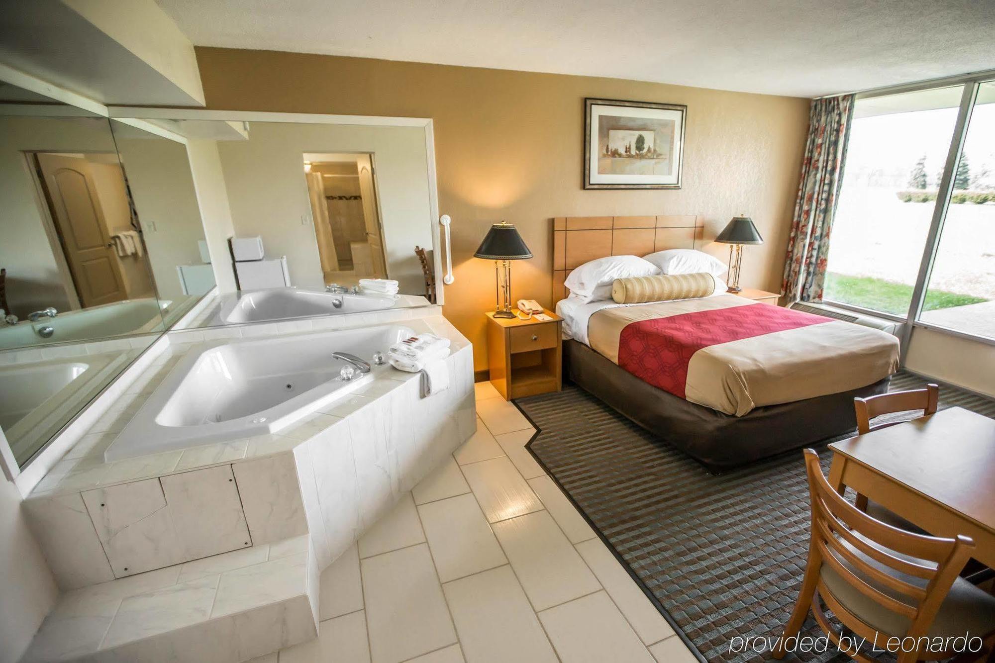 Econo Lodge Shorewood Luaran gambar