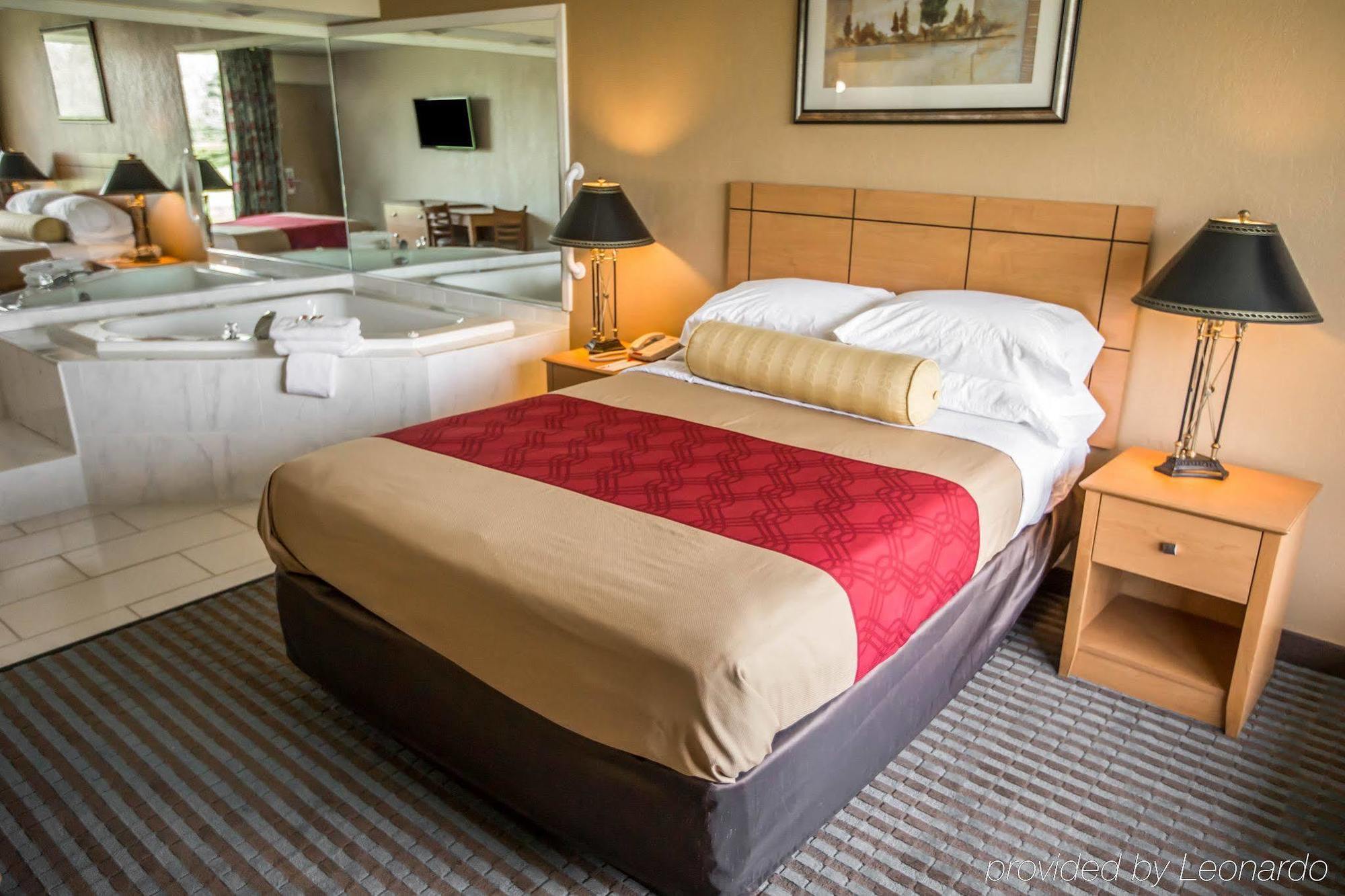 Econo Lodge Shorewood Luaran gambar