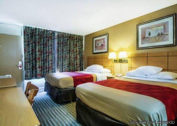 Econo Lodge Shorewood Luaran gambar